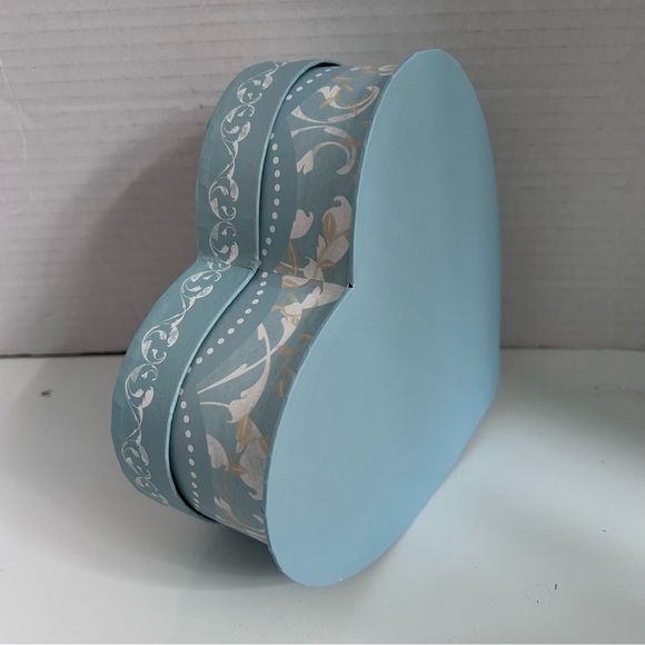 Lily bouquet heart shape gift box - Picture 3 of 4